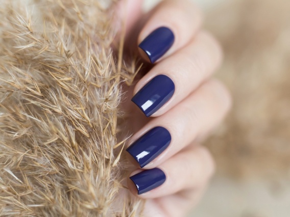 Синий маникюр: как и с чем носить  