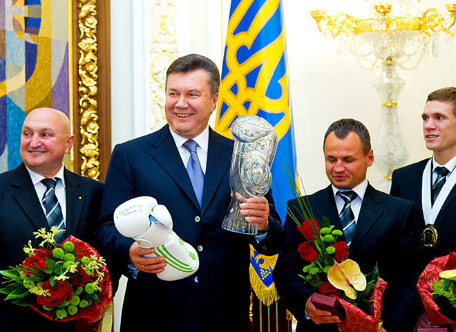 Януковичу подарували боксерські рукавички