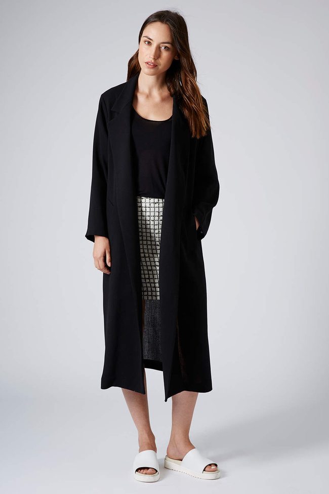 Довге чорне пальто