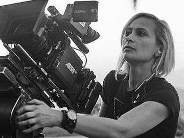 Мама Гатчинс перед прем'єрою «Іржі» звинуватила Болдуїна у збагаченні на вбивстві її дочки