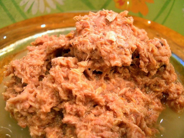 Салат с тунцом, кукурузой и горошком