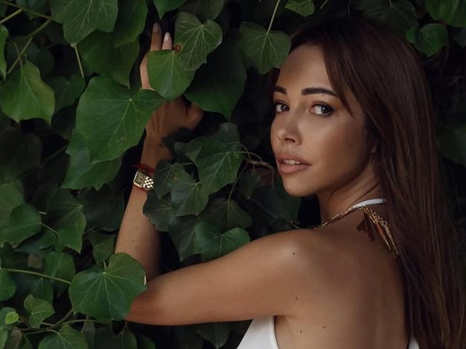 Катерина Кухар позувала у боді для нової фотосесії: відео зі зйомок