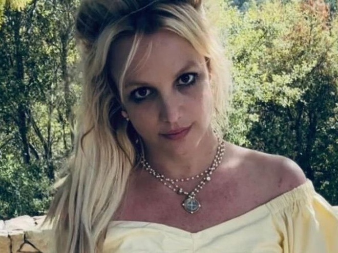 Брітні Спірс знову показалася цілковито голою на пляжі