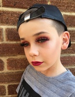 Мальчик-визажист