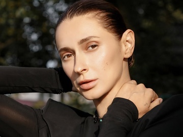 Tayanna влаштувала фотополіт над пірсом із голою спиною