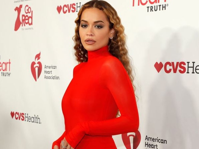 Ріта Ора похвалилася підтягнутою фігурою у сріблястому бікіні