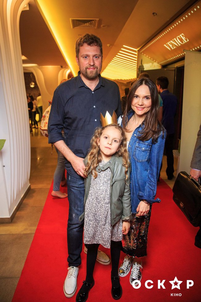 Аліса в Задзеркаллі прем'єра