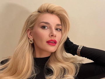 Ексвіагрянка Міша Романова в обтислому вбранні показала сина, що підріс