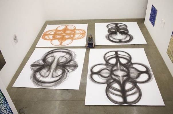 Хизер Хансен создает картины с помощью своего тела и угля