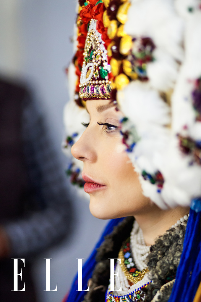 Тина Кароль примеряла старинный украинский свадебный наряд