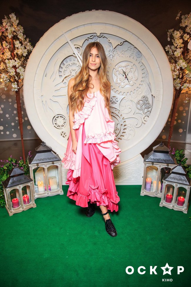 Аліса в Задзеркаллі прем'єра