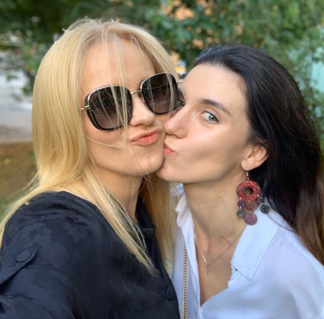 Лілія Ребрик з сестрою Юліаною