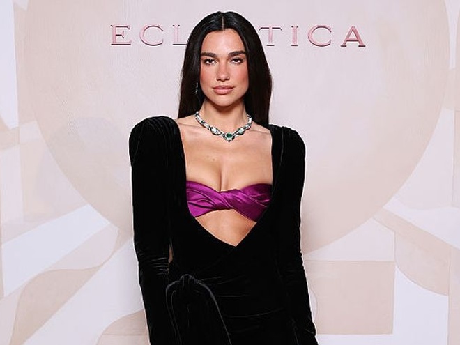 Дуа Ліпа допомогла купити пікап для українських медиків на фронт