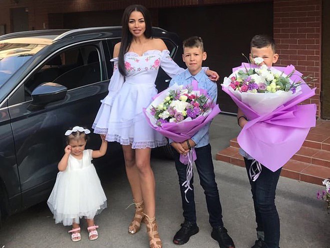Полина Ололо с семьей