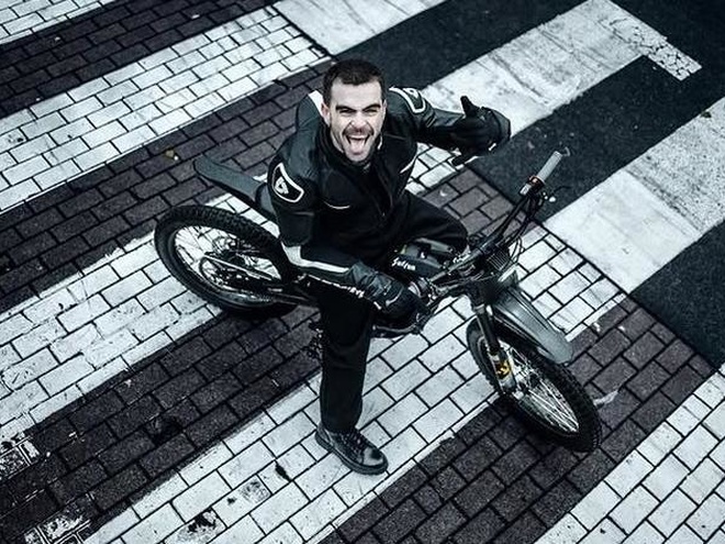 Wellboy порушив комендантську годину і показав відео з поліцейськими