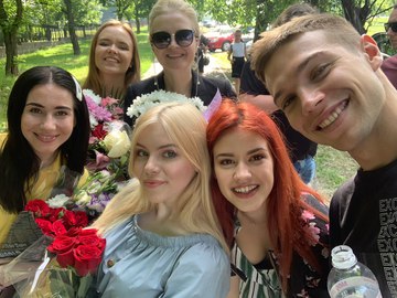 Актеры сериала "Школа" сделали сюрприз выпускникам в Николаеве