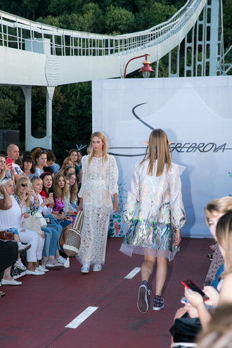 Fashion Show SEREBROVA SS20 на Пешеходном мосту через Днепр: фотоотчёт