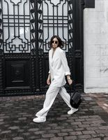 Как носить total white в прохладную погоду (фото)