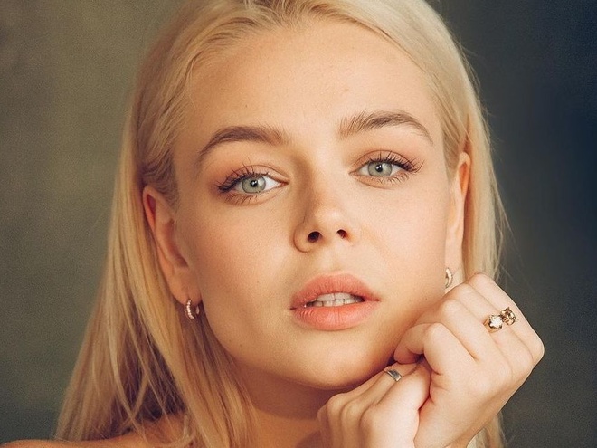 Гросу показала, як під нову пісню про стосунки п'є в Чикаго