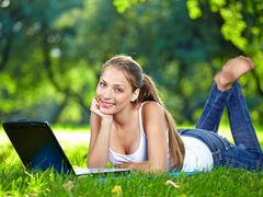 Дівчина з ноутбуком в парку