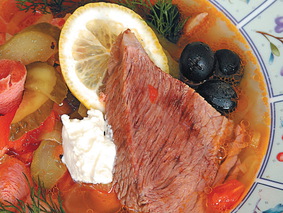 Солянка с говядиной и маслинами