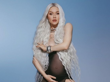 «Міс» Апанасенко знялася з дочкою біля ялинки і розповіла про схуднення після пологів