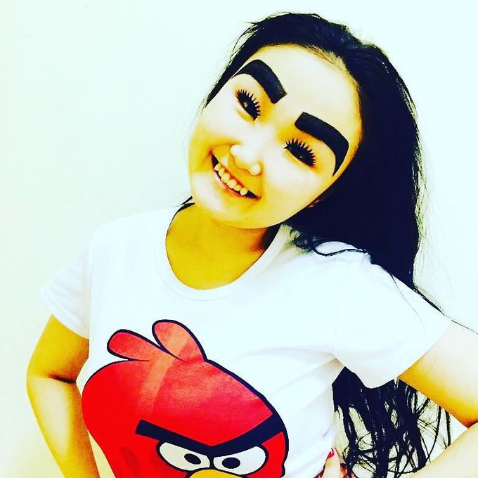 Дівчина з Якутії заробляє в Instagram за допомогою величезних брів