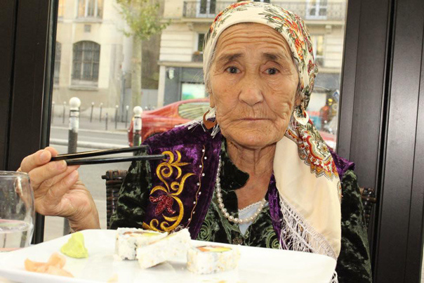 Новая звезда Интернет: Лена Токсанбаева - 80-летняя бабушка из Казахстана колесит по миру