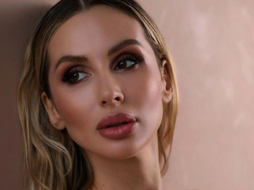 "Ні грама косметики": Лободу в зеленому купальнику загейтили за мову й ретуш