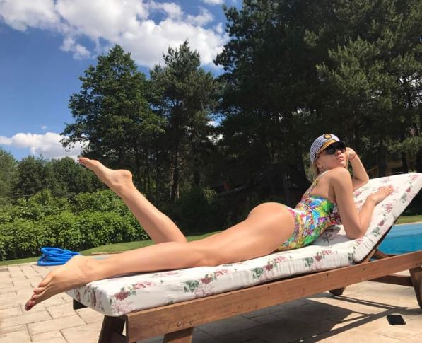 Оля Полякова в купальнику