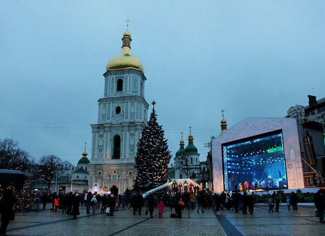 Новини міста: 26-метрова ялинка до Нового року 2017 їде до Києва