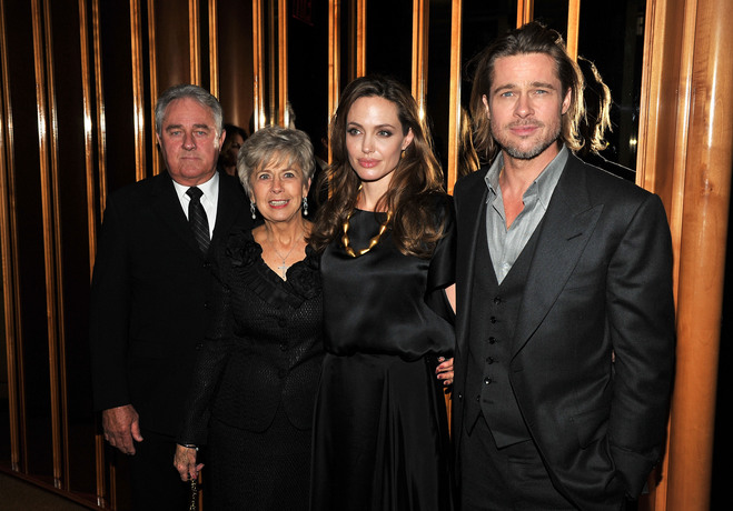 Брэд Питт с родителями и Анджелиной Джоли