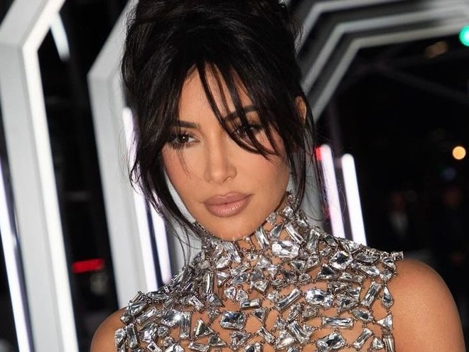 Ким Кардашьян вышла в свет в топе и юбке из камней