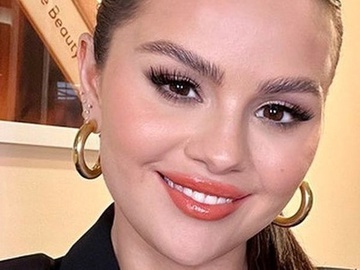 Селена Ґомез усміхнено показала бюст у корсеті з гострими чашками на ч/б фото