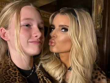 Сімпсон в обтислому комбінезоні з пуш-апом і леопарді показалася з донькою