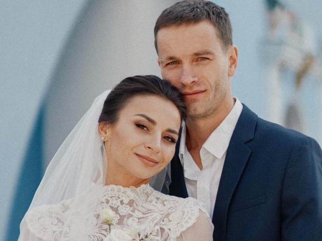 Ілона Гвоздьова привітала чоловіка з річницею весілля та показала їхнє вінчання під час війни