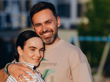 «Різна, але однаково кохана»: Мірошниченко привітав дружину із 37-річчям