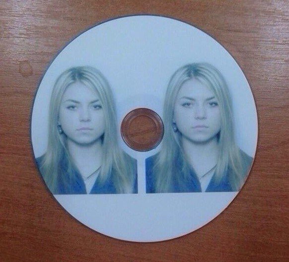 Блондинка принесла 2 фотки на диске