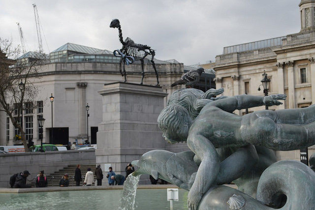 Дареный конь: новая скульптура на Трафальгарской площади