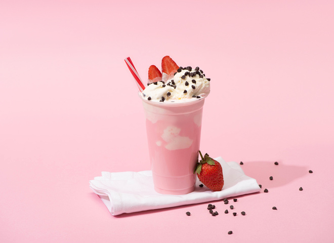 Полунично-молочний коктейль з морозивом