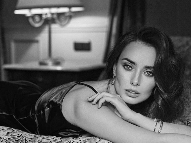 Ксенія Мішина розбурхала Мережу новою фотосесією у відвертій мінісукні