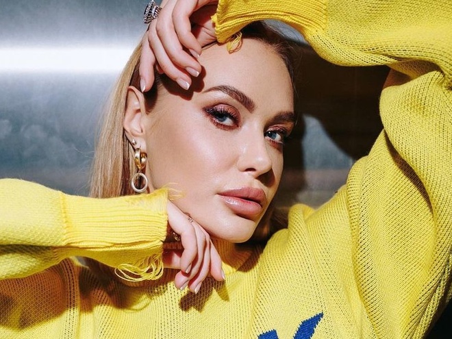 Камінська показалася в яскравій сукні з декольте на заході сонця на Тенеріфе