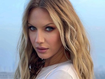 "Куди чоловіки дивляться": Нікітюк уразила публіку образами з декольте й розрізом