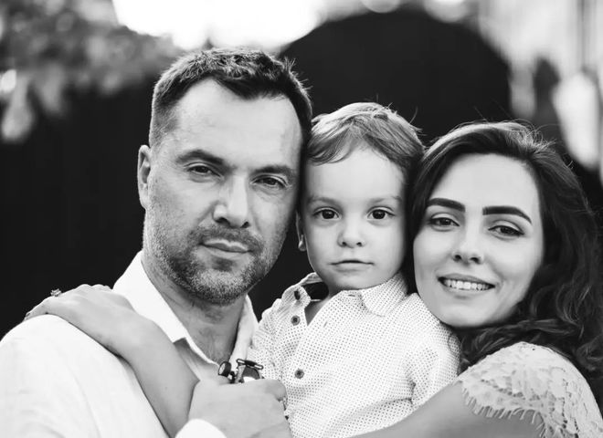 Алексей Арестович с женой и сыном