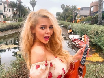 Гросу взялася піднімати літній настрій червоним топом й укулеле в кліпі Грозами