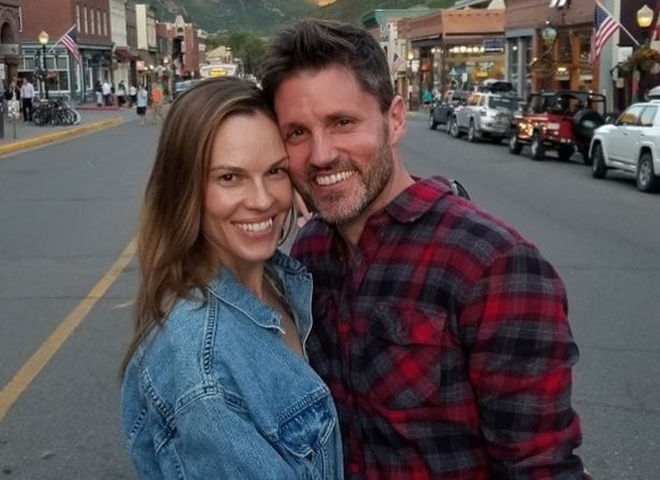 48-річна Гіларі Свенк вперше стала мамою: акторка народила двійню