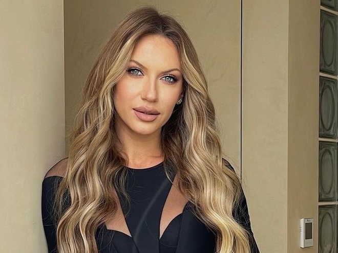 "І просто так": Леся Нікітюк показала, як у міні прикрашає ялинку