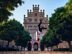 Зрелищные паркур-трюки Александра Титаренко в одном из старейших университетов Украины: видео