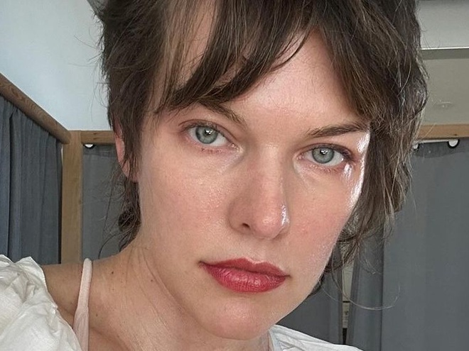 Йовович показала чоловіка й дочок, що підросли: старшу публіка бачить у новій Оселі зла