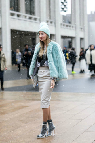Пальта та шуби в кольорах Pantone: street style